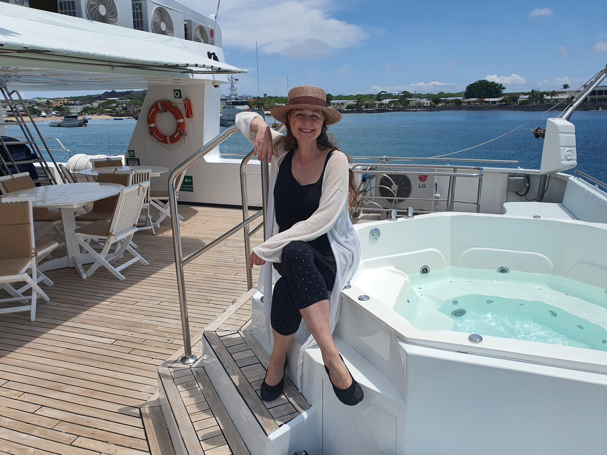 Galápagos independently: locally booked Anahí catamaran cruise