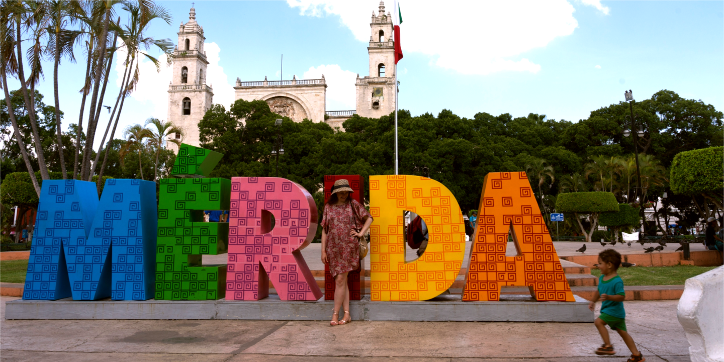 Mérida travel guide – Cerstin at the colourful Mérida sign in Mexico.
